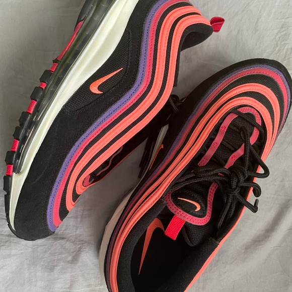 Women’s Nike Air Max - Picture 3 of 3